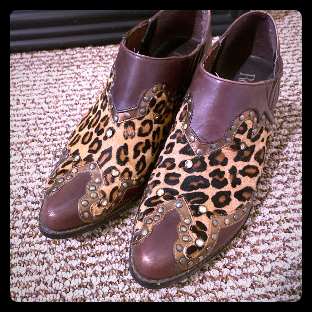 Reba size 7 like new booties leopard detail